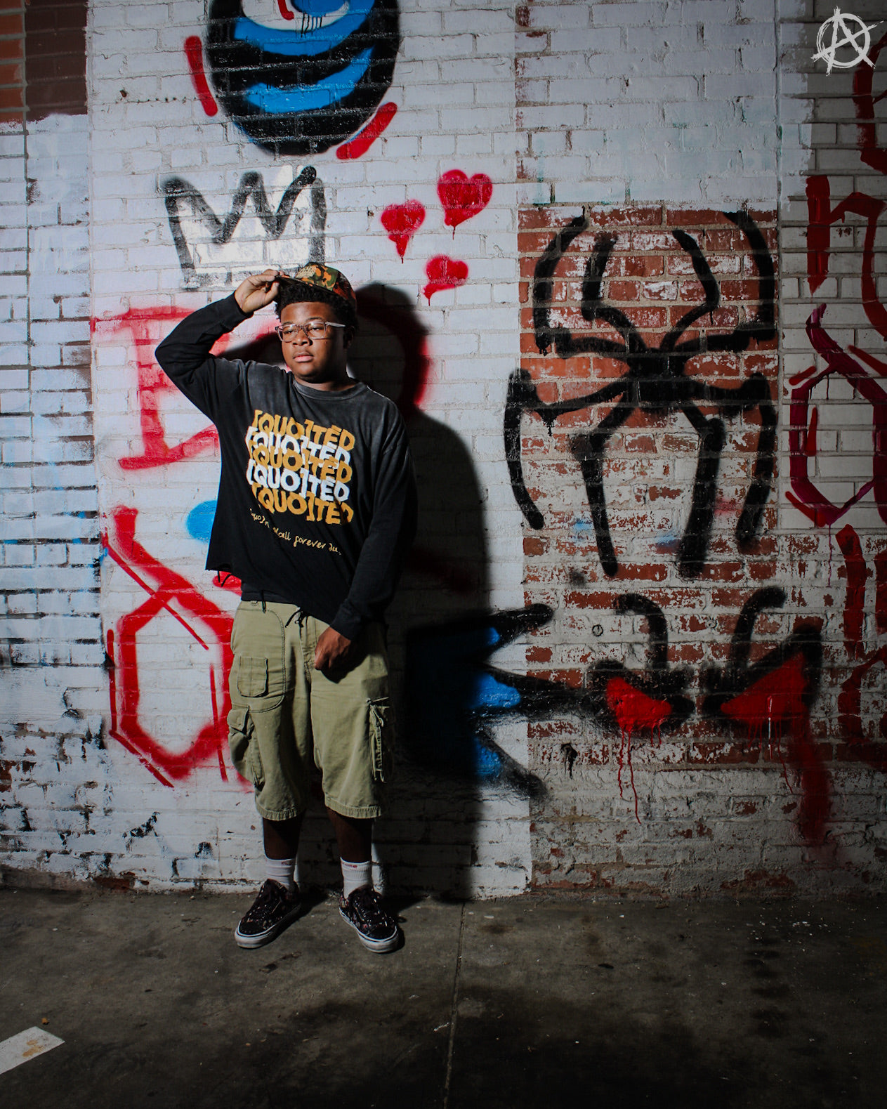 DISTORTED [Q] LOGO TEE